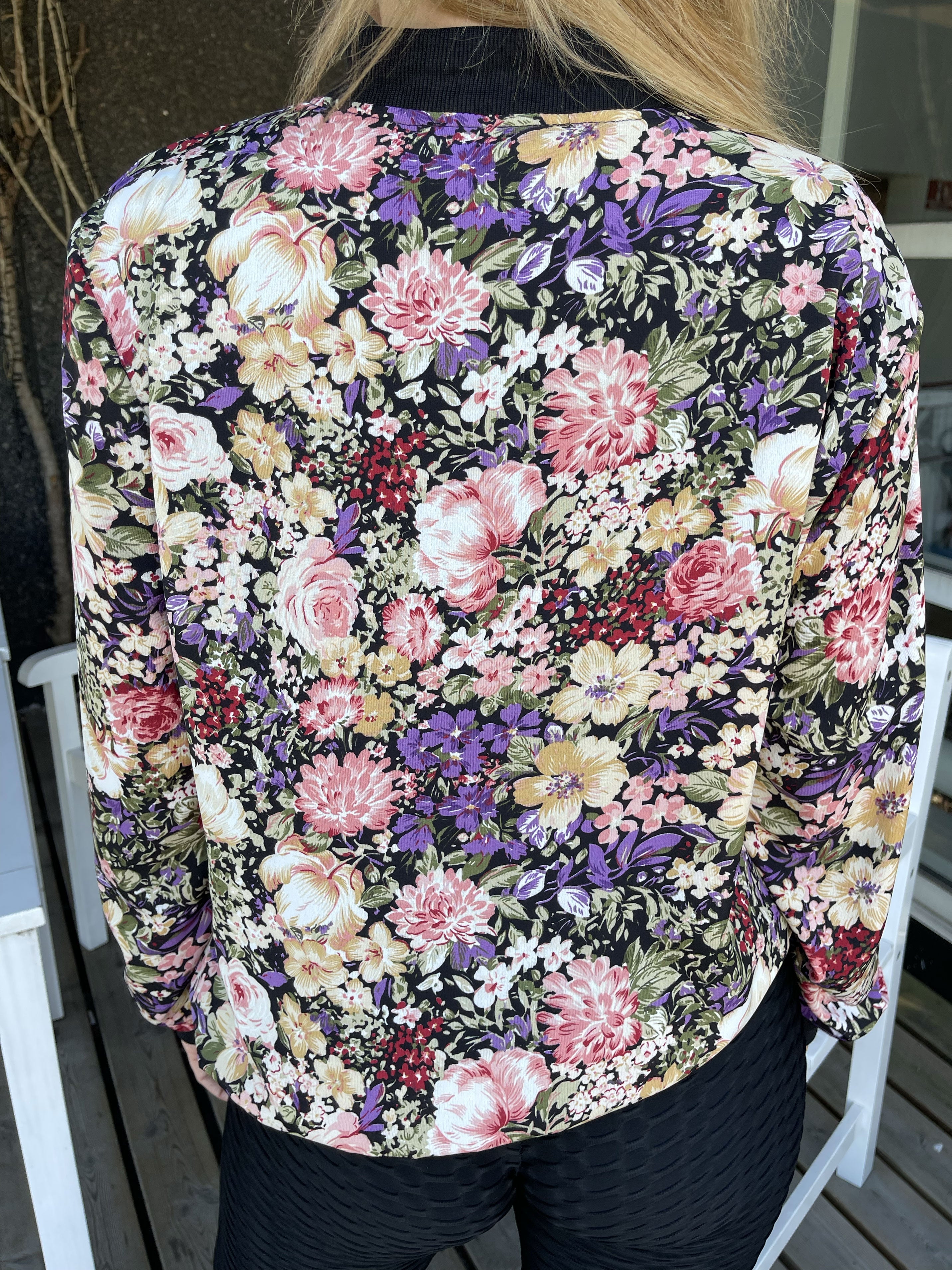 Cecilie - Mångfärgad blommig jacka - Black